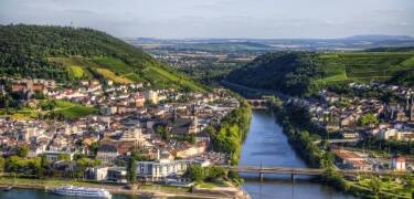 Besøk den idylliske byen Bingen am Rhein. Den ligger rett over på den andre siden av Rhinen, eller kjør en tur til Mainz.