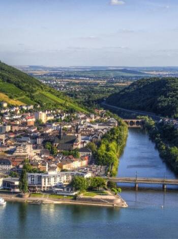 Besøg den idylliske by, Bingen am Rhein, på den anden side af Rhinen, eller kør en tur til Mainz.