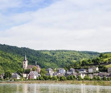 Dette historiske hotel tilbyder en suveræn beliggenhed midt i vinbyen Rüdesheim’s gamle bydel tæt på Rhinen.