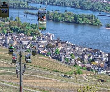 Et af de helt store højdepunkter for ethvert ophold i Rüdesheim, er den unikke svævebanetur op til Niederwald-Denkmal.