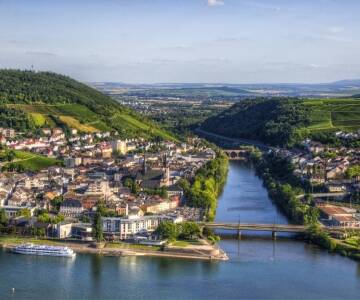 Besøg den idylliske by, Bingen am Rhein, på den anden side af Rhinen, eller kør en tur til Mainz.