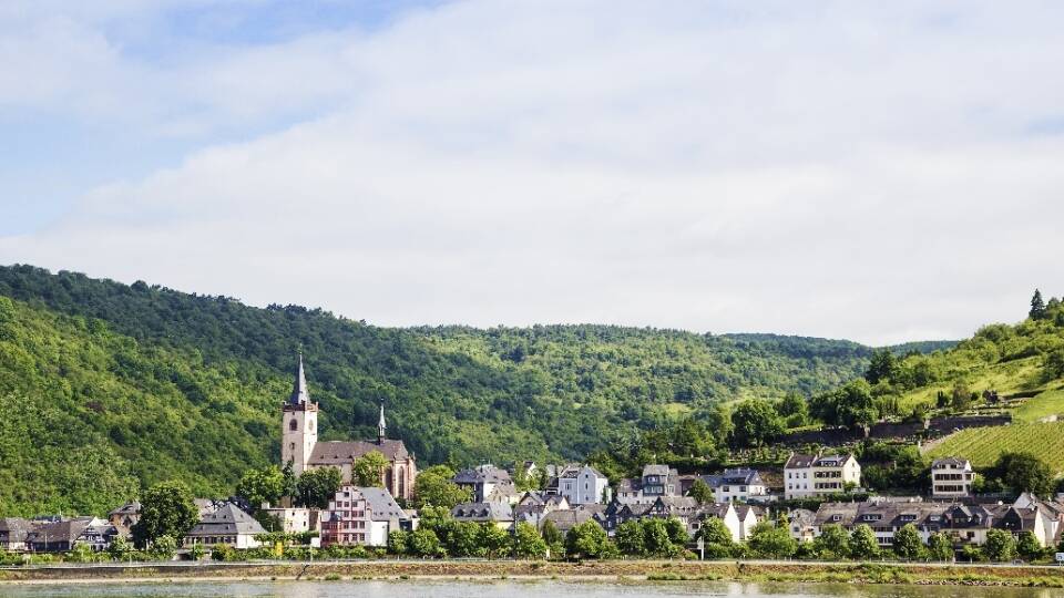 Dette historiske hotel tilbyder en suveræn beliggenhed midt i vinbyen Rüdesheim’s gamle bydel tæt på Rhinen.