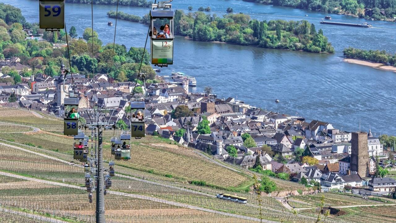 Et af de helt store højdepunkter for ethvert ophold i Rüdesheim, er den unikke svævebanetur op til Niederwald-Denkmal.