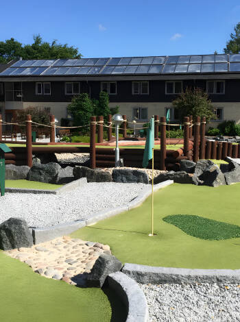 Under oppholdet kan dere prøve dere på et slag minigolf. Kroen har nemlig en egen minigolfbane.
