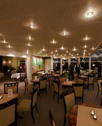 Gönnen Sie sich ein Abendessen im gemütlichen Restaurant und genießen Sie eine große Auswahl an Weinen.