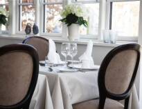 Spis en god dansk kromiddag i hotellets lyse restaurant