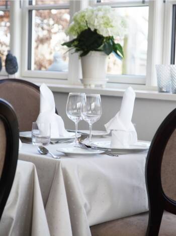 Lassen Sie sich unter anderem mit einem 4-Gänge-Gourmetmenü im hellen Restaurant des Hotels verwöhnen.