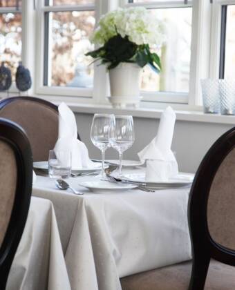 Be pampered with, among other things, a gourmet 4-course dinner in the hotel's bright restaurant.