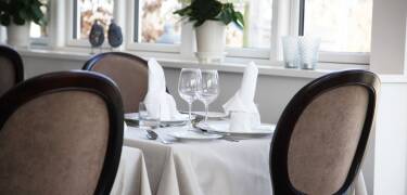 Be pampered with, among other things, a gourmet 4-course dinner in the hotel's bright restaurant.