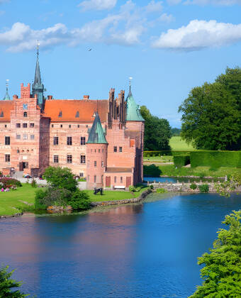 Spennende utstillinger og historie på Egeskov Slot.