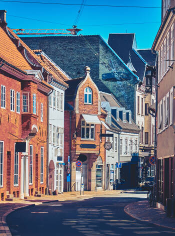 Entdecken Sie Odense, eine Stadt, die alles bietet, von Shopping und Museen bis hin zu alten Kirchen und wunderschönen grünen Oasen.