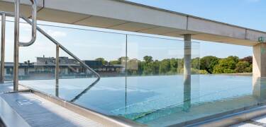 Avkoppling och välbefinnande med härligt spa och möjlighet till spabehandlingar och rooftop pool.