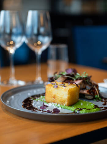 Avnjut fantastisk mat tillagad med passion i hotellets restaurang "Hotel Sofia by the Sea".