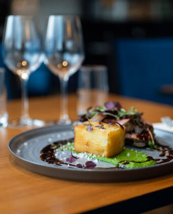 Nyd dejlige måltider tilberedt med passion i hotellets restaurant ved navn ”Hotel Sofia by the sea”.