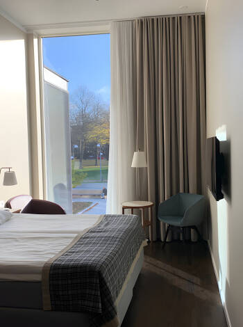 Boka ett av de eleganta rummen med modern design och avslappnad komfort – perfekta för din vistelse.