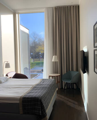 Boka ett av de eleganta rummen med modern design och avslappnad komfort – perfekta för din vistelse.
