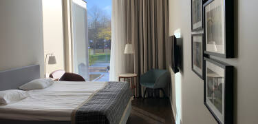 Boka ett av de eleganta rummen med modern design och avslappnad komfort – perfekta för din vistelse.