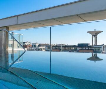 Der Wellnessbereich bietet einen Whirlpool, eine Sauna und einen Außenpool mit herrlicher Aussicht.