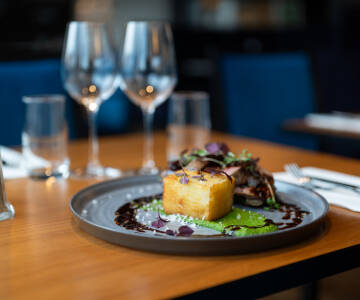 Nyt god mat tilberedt med lidenskap i hotellrestauranten Hotel Sofia by the Sea