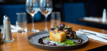 Nyd dejlige måltider tilberedt med passion i hotellets restaurant ved navn ”Hotel Sofia by the sea”.