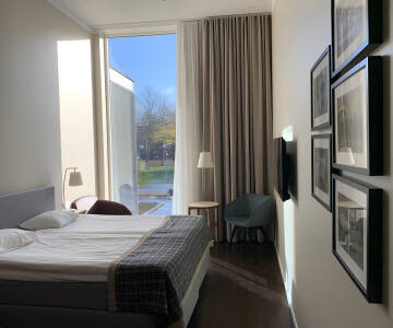 Bestill et av de stilfulle rommene med moderne design og avslappende komfort – perfekt for oppholdet ditt.