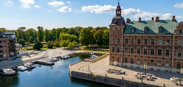 Landskrona liegt direkt am Wasser - ideal für einen Sommerurlaub mit Strandausflug, Sonnenbaden, Schwimmen und Outdoor-Aktivitäten.