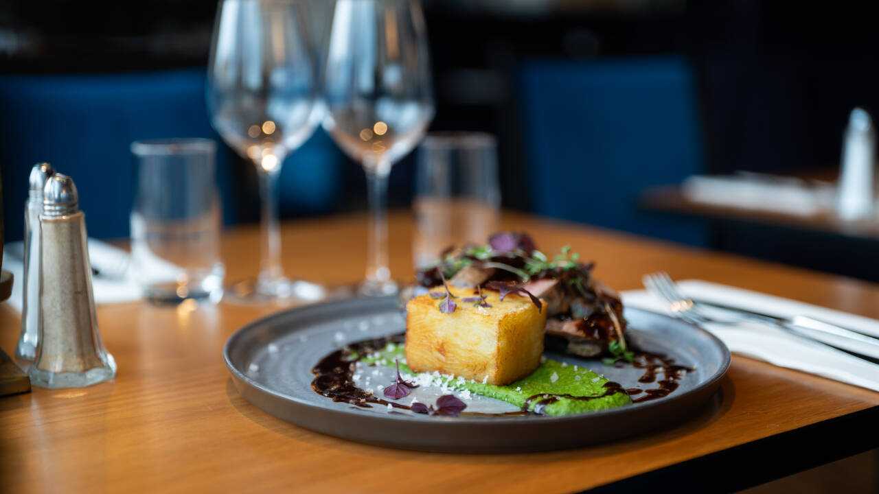 Der Wellnessbereich bietet einen Whirlpool, eine Sauna und einen Außenpool mit herrlicher Aussicht.
