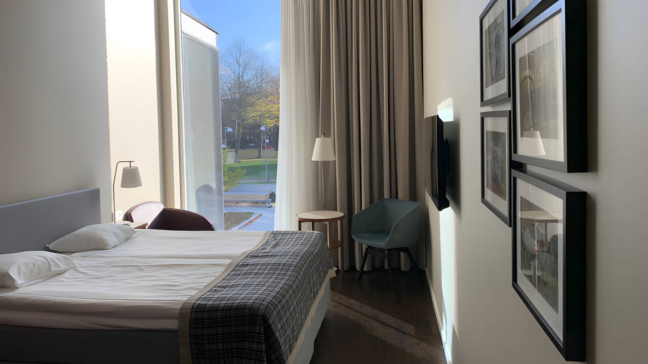 Boka ett av de eleganta rummen med modern design och avslappnad komfort – perfekta för din vistelse.