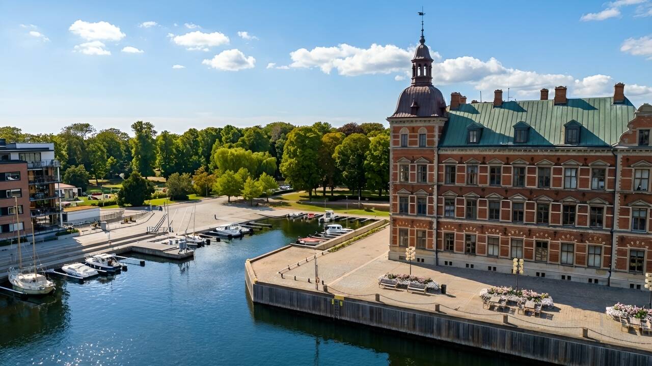 Landskrona liegt direkt am Wasser - ideal für einen Sommerurlaub mit Strandausflug, Sonnenbaden, Schwimmen und Outdoor-Aktivitäten.