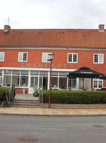 Birksø Hotels Tønderhus ligger nära den dansk-tyska gränsen, idealt för er som önskar kombinera semestern med gränshandel.