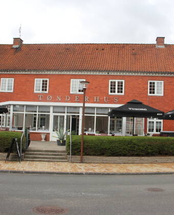 Birksø Hotels Tønderhus er traditionelt og det kommer også til udtryk i indretningen og den kvalitet, hotellet står for. Velkommen til Tønder!