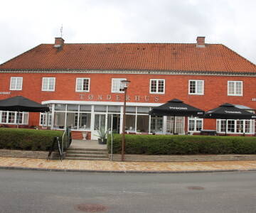 Tradition trifft im Birksø Hotels Tønderhus auf modernen Komfort und dänische Gastlichkeit.