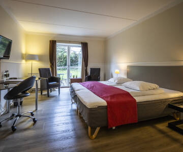 Die großzügigen Zimmer bieten Komfort und Ruhe für Ihren Urlaub.