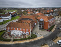 Hotel Tønderhus ligger nära den dansk-tyska gränsen, idealt för er som önskar kombinera semestern med gränshandel.