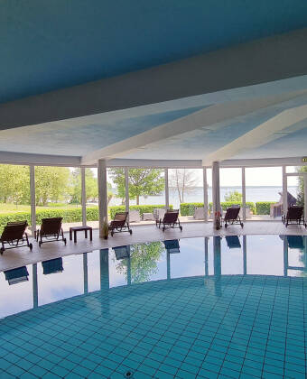 Entspannen Sie im 640 m² großen Spabereich mit Saunen, Schwimmbecken und Sonnenterrasse.