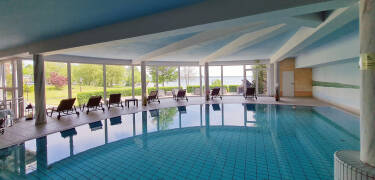 Entspannen Sie im 640 m² großen Spabereich mit Saunen, Schwimmbecken und Sonnenterrasse.
