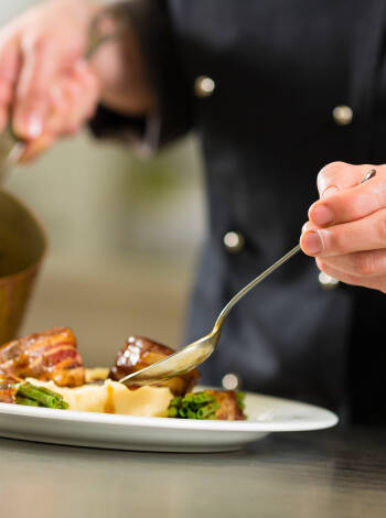 Avnjut god mat och dryck i restaurangen 'Garten Eden' under er vistelse.