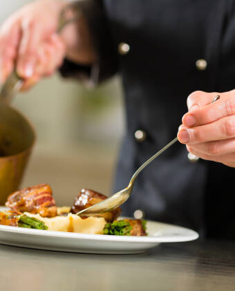 Restauranten ”Garten Eden” byr på regionale og internasjonale spesialiteter.