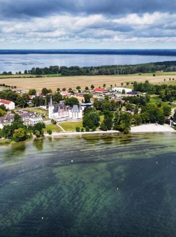 Hotellet ligger i direkt anslutning till sjön Müritz med park och sandstrand.