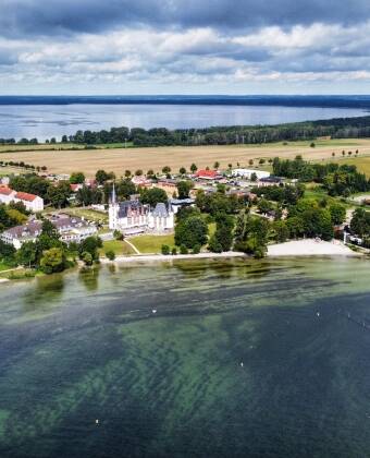 Das Seehotel Schloss Klink liegt direkt an der Müritz in einem 35.000 m² Park mit Sandstrand.