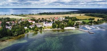 Das Seehotel Schloss Klink liegt direkt an der Müritz in einem 35.000 m² Park mit Sandstrand.