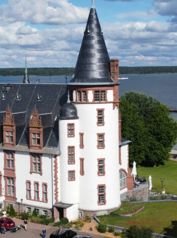 Boka er nästa semester hos Risskov Bilsemester och njut av en romantisk slottsemester.