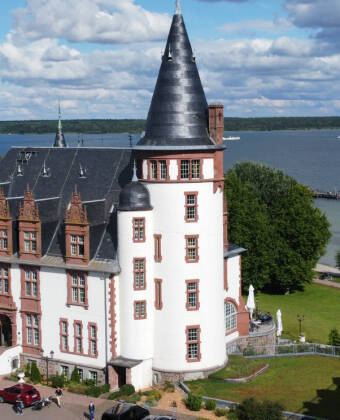 Im Seehotel Schloss Klink erleben Sie pure Schlossromantik auf gehobenem Niveau.