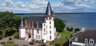 Im Seehotel Schloss Klink erleben Sie pure Schlossromantik auf gehobenem Niveau.