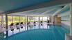 Slap af i det 640 m² store spaområde med sauna, indendørs pool og solterrasse.