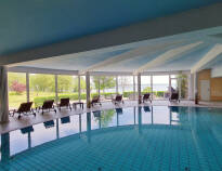 Slap af i det 640 m² store spaområde med sauna, indendørs pool og solterrasse.