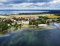 Schloss Hotel Klink ligger direkte ved søen, Müritz, i et 35.000 m² stort parkanlæg med sandstrand.