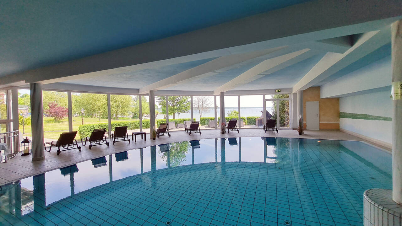 Entspannen Sie im 640 m² großen Spabereich mit Saunen, Schwimmbecken und Sonnenterrasse.