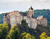 Besuchen Sie das kleine Dorf Loket und erleben Sie das imposante gotische Schloss.