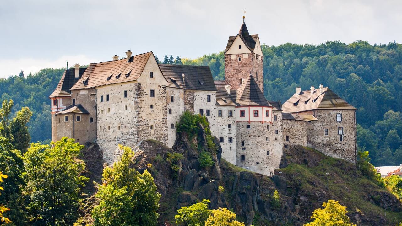 Besuchen Sie das kleine Dorf Loket und erleben Sie das imposante gotische Schloss.